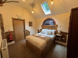 马特洛克Explorers Retreat Matlock Bath的一间卧室配有一张床,上面有两条毛巾