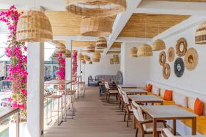 马尔马里斯Casa De Maris Spa & Resort Hotel Adult Only 16 Plus的餐厅里一排桌椅