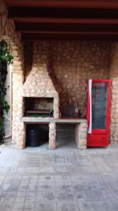 Las LaboresLOS ARCOS的苏打机旁带长凳的石头壁炉