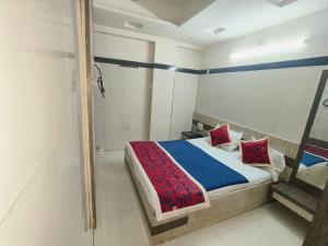 舍地HOTEL SAI PRABHU INN的一间卧室设有一张床和一个步入式淋浴间。