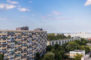 格但斯克Apartament 2 pokoje blisko morza 1000 metrów w Gdańsku的享有城市和高楼的景色