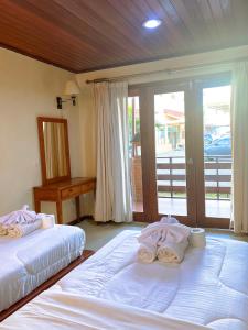 帝力阿比如海滩度假酒店的带阳台的客房内设有两张床