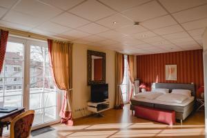 希尔德斯海姆Hotel Stadtresidenz的一间卧室配有一张床和一台电视。