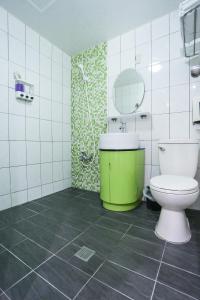新竹Bin Chen Business Hotel的浴室设有卫生间和绿色垃圾箱