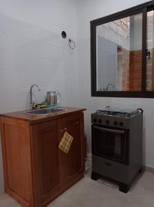 萨尔雷Apartamento Avenida的厨房配有水槽和炉灶