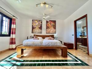 吉亚德伊索拉Tropical Garden Finca的一间卧室配有一张床和一张桌子