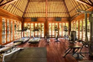 塞米亚克The Oberoi Beach Resort, Bali的一间健身房,里面设有几台跑步机,房间设有窗户