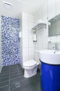新竹Bin Chen Business Hotel的浴室配有卫生间、盥洗盆和淋浴。