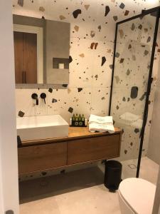 波托什Azzure Luxury Suites的一间带水槽和镜子的浴室