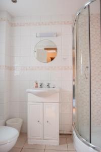 莱姆里吉斯The Talbot Arms的白色的浴室设有水槽和淋浴。