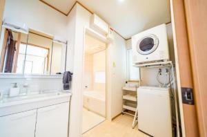 冲绳岛市SHIOYA STAY的一间带水槽和微波炉的小厨房