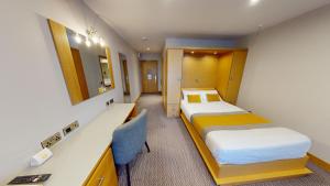 波特劳伊斯波特劳伊斯玛德文酒店的酒店客房配有两张床和一张书桌