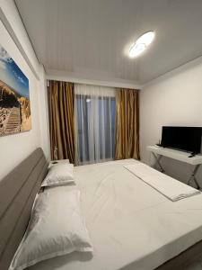马马亚Koya Tower by Lake Mamaia的卧室配有一张白色大床和一张书桌
