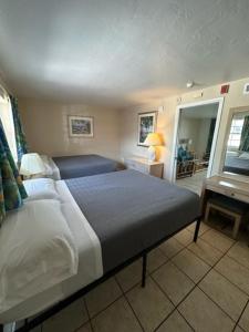 伊斯拉莫拉达Breezy Palms Resort的一间卧室配有一张大床和一张桌子
