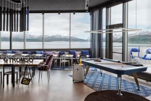特罗姆瑟Moxy Tromso的配有桌子和台球桌的房间