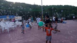 佩斯基奇Villa La Moretta的一群在停车场玩泡泡的儿童