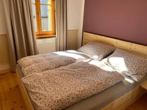 DünsHaus Sonnenblick的卧室内的一张床位,配有两个枕头