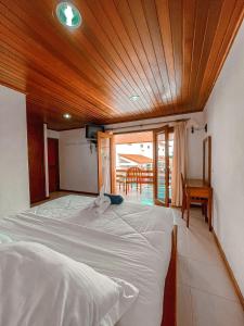 帝力阿比如海滩度假酒店的一间卧室设有两张床和木制天花板