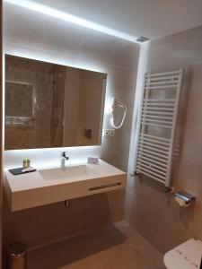 埃斯波特索拉特酒店的一间带水槽和镜子的浴室
