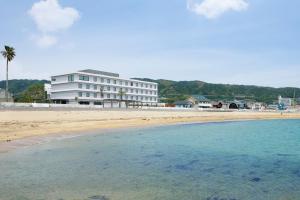 淡路Fairfield by Marriott Hyogo Awaji Higashiura的享有海滩美景,酒店背景