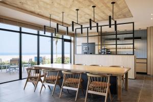 淡路Fairfield by Marriott Hyogo Awaji Higashiura的用餐室配有大型木桌和椅子