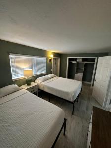 伊斯拉莫拉达Breezy Palms Resort的酒店客房设有两张床和窗户。