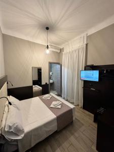 米兰博伽特酒店的酒店客房,配有床和电视