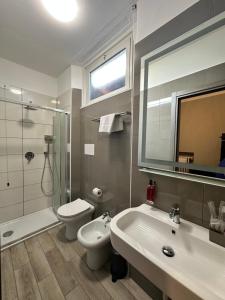 米兰博伽特酒店的一间带水槽、卫生间和镜子的浴室