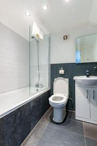 伦敦Bower House的浴室配有卫生间、盥洗盆和淋浴。