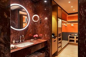 罗马Bulgari Hotel Roma的一间带水槽和镜子的浴室