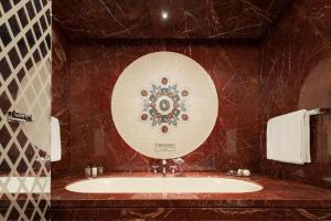 罗马Bulgari Hotel Roma的一间带水槽和镜子的浴室