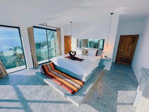 沙拉海滩Villa Valentin的一间卧室设有一张大床和大窗户