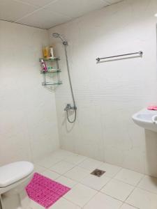 迪拜Yoi Pod Hostel的带淋浴、卫生间和盥洗盆的浴室
