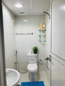迪拜Yoi Pod Hostel的白色的浴室设有卫生间和水槽。