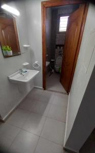 纳布勒Villa Karim的一间带水槽和卫生间的浴室