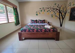 库马西Tumi Hostel的卧室配有一张挂在墙上的树壁床。