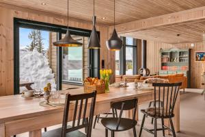 贝特斯托尔Private Room in Beautiful Mountain Home w/ Sauna的厨房以及带大型木桌和椅子的用餐室。