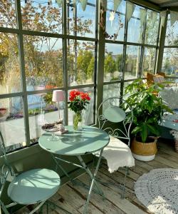 都灵Attico&Nuvole的窗户间里的玻璃桌和椅子