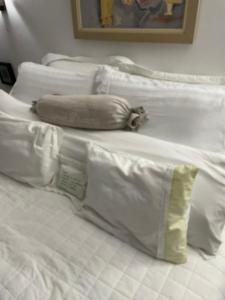 瓜拉米兰加Chalé romântico , rústico e vista de tirar o fôlego的床上的一组白色枕头