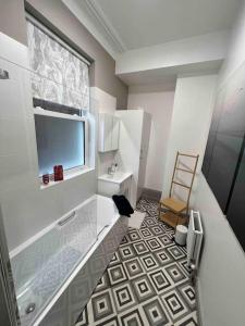 哈罗盖特2 Bed ground floor apartment, sleeps 4 with free parking的带淋浴、水槽和淋浴的浴室