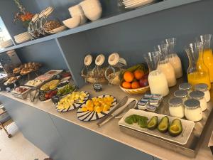 瓦伦西亚Casa Clarita的自助餐,包括桌上的水果和蔬菜