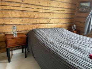 波尔沃Stationmaster's studio的一间卧室设有一张床和木墙