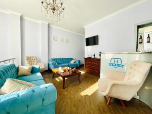 库塔伊西HOTEL AiSi აისი的客厅配有蓝色和白色家具和吊灯。