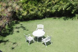 本托塔拉努纳阿育吠陀度假酒店的院子里的一张桌子和四把椅子