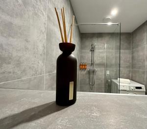乌得勒支Sunshine B&B的浴室内一个黑瓶子,放在柜台上