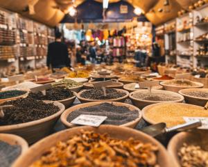 耶路撒冷Mate ALMA - By HOMY的一间储存着大量食物的商店