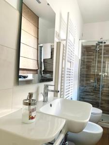 San Costantino AlbaneseTempio Aurora的白色的浴室设有水槽和卫生间。