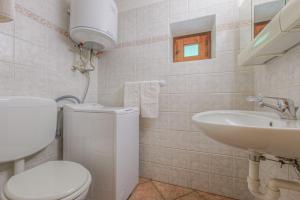 库马约尔Baita Girasole Val Veny的一间带卫生间和水槽的浴室