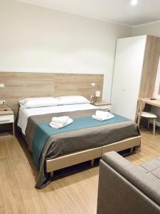 San Costantino AlbaneseTempio Aurora的一间卧室配有一张大床和两条毛巾