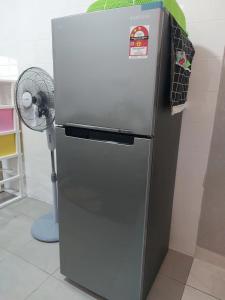 古达S99 HOMESTAY KUDAT的厨房配有冰箱、风扇